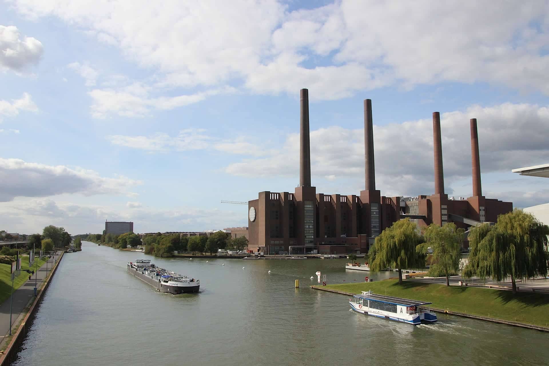 wolfsburg-4511325_1920